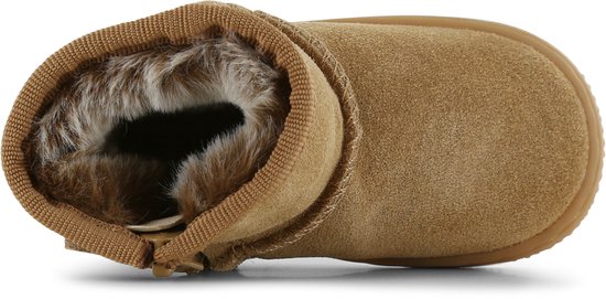 Een bruin suède laarsje, bovenaanzicht, toont de opening met crème textiel en witte fluffy voering.