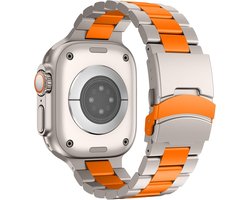 Stravo Verstelbare Titanium Metalen Horlogebandje - Geschikt voor Apple Watch 46mm (Series 10/11), 45mm (Series 7/8/9), 44mm (Series 4/5/6, SE 1/2/3), 49mm (Ultra 1/2/3) - Titanen Bandje - Titanium/oranje