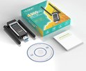 Zwarte USB WiFi-adapter, verpakking, CD en installatiegids. De adapter heeft twee antennes en een blauwe LED.
