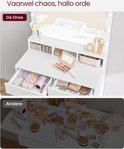 Kaptafel met spiegel en LED lampen, gevuld met make-up en accessoires.