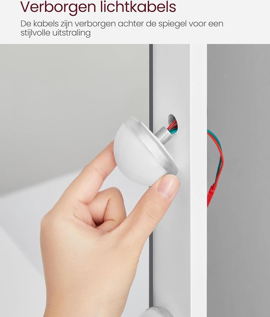 Hand toont een LED lamp voor de kaptafel, met verborgen kabels achter de spiegel.