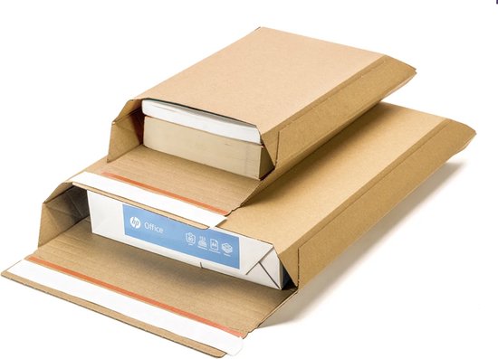 Twee bruine kartonnen enveloppen op elkaar, de bovenste open met boeken erin, de onderste met een HP Office-pakket.