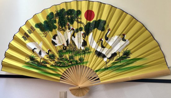 Grues & pin à fond jaune Éventail chinois à lattes de bambou, grand modèle.(Décoration murale) Envergure: 160 x 90 cm. (Plié 90 cm) Le motif peint à la main est sur la toile puis collé sur le papier