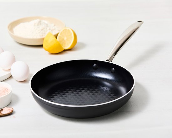 ISENVI Victoria Forged keramische koekenpan 24 CM - RVS greep - Antraciet - Keramisch - 100% PFAS, PTFE en PFOA vrij - 100% duurzaam - Unieke Antiaanbaklaag - Non-stick bodem - Geschikt voor alle warmtebronnen inclusief inductie