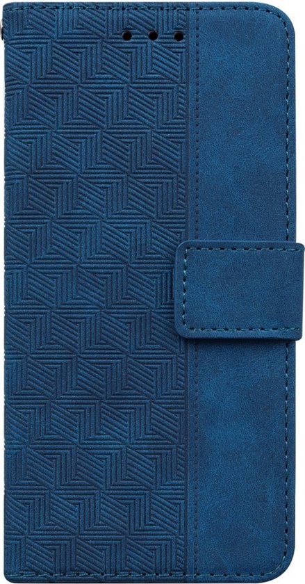Blauw telefoonhoesje met geometrisch patroon en magnetische sluiting, staande weergave.
