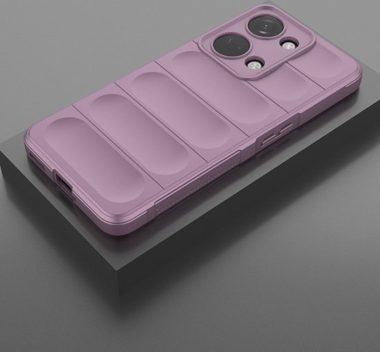 Coque de téléphone violet clair avec un design côtelé, sur un socle gris.