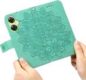 Groene telefoonhoes met een gedetailleerd mandala bloemen reliëfontwerp.