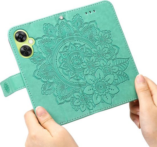 Groene telefoonhoes met een gedetailleerd mandala bloemen reliëfontwerp.