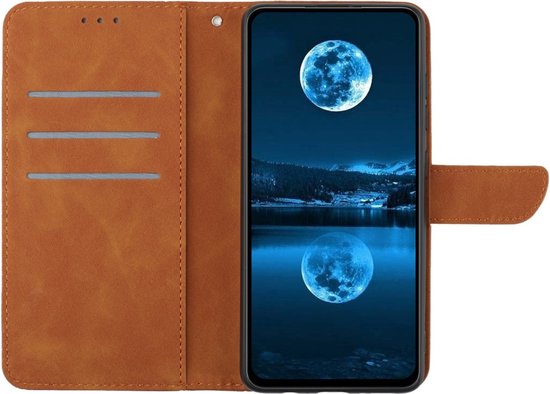 Bruin telefoonhoesje met stikseldetails, opengeklapt met een telefoon die een maanlandschap toont. Inclusief kaarthouders.