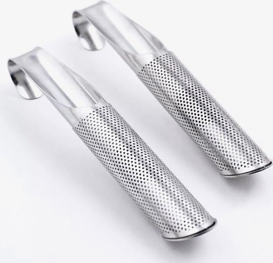 Twee zilverkleurige, geperforeerde theezeefjes met haken, op een witte achtergrond.