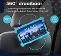 Blauwe kindertablet in hoes, 360° draaibaar, bevestigd aan een autostoel. Extra veilig opladen met magnetische kabel.