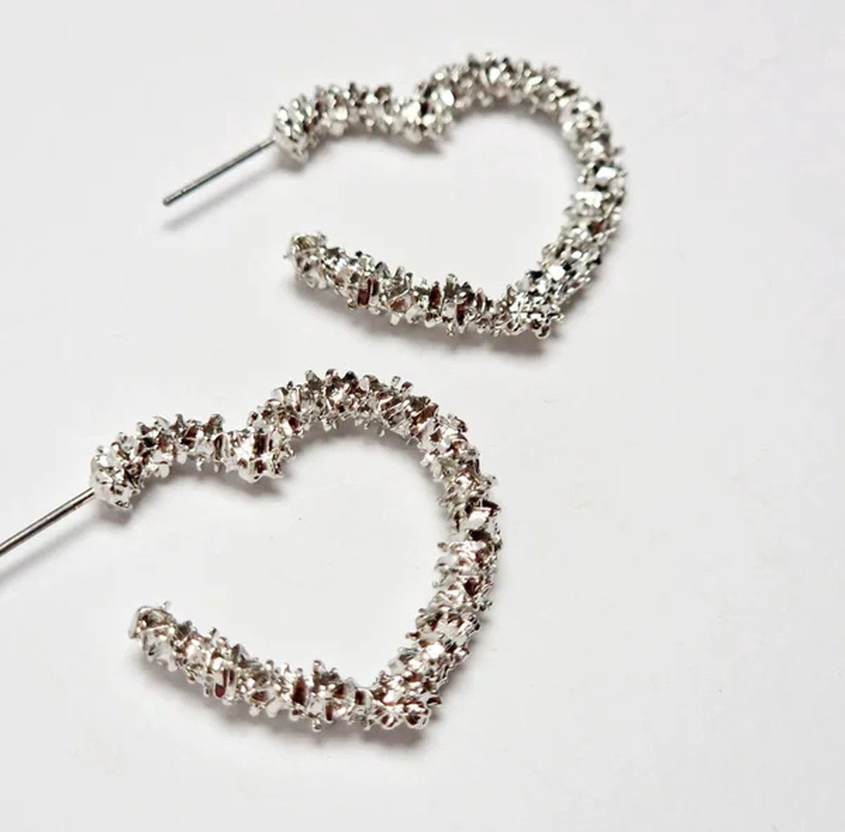Schitterende Hoops - Hartjes oorringen - Stainless Steel - Dikkere bewerkte oorringen - zilverkleurige damesoorbellen -