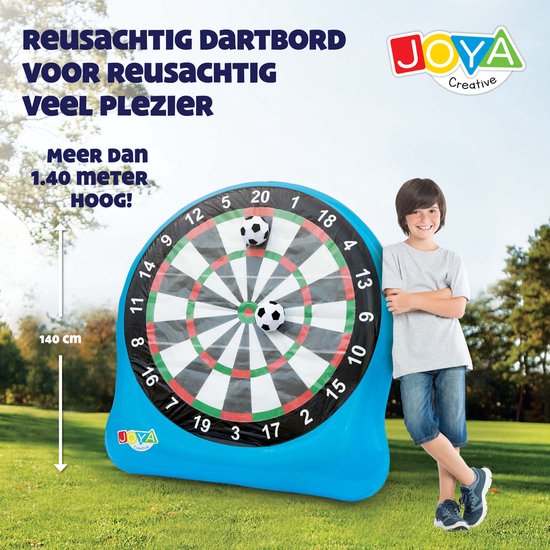 Blauw opblaasbaar dartbord van 1.40m hoog met zwart-wit voetbal patronen en nummers. Jongen leunt tegen dartbord.