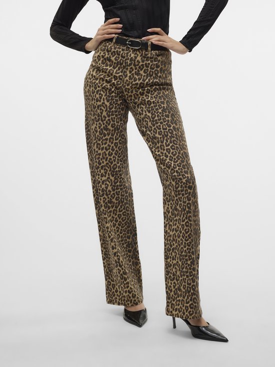 Model in zwarte top en broek met luipaardprint.