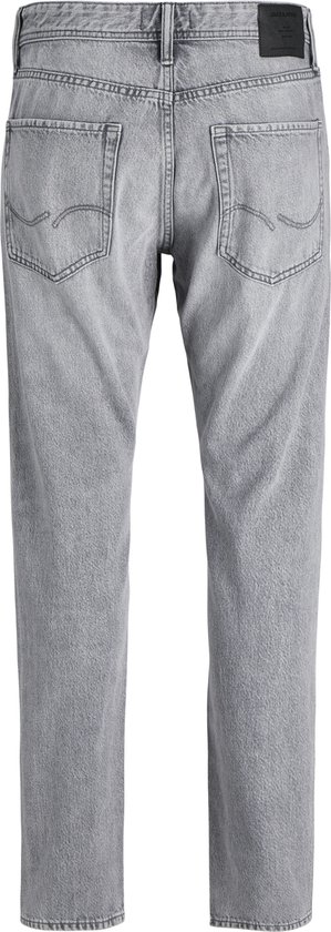Achterkant van een grijze jeans, staand met zwarte achtergrond.