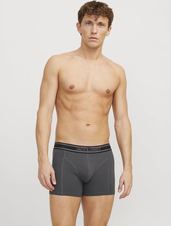 Man in grijze boxershort met 'JACK & JONES' op de tailleband.