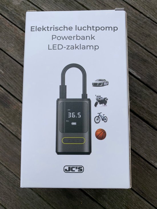 Doos van JC's met afbeelding van zwarte elektrische luchtpomp, powerbank en zaklamp, toont icoontjes van auto, motor, fiets en basketbal.