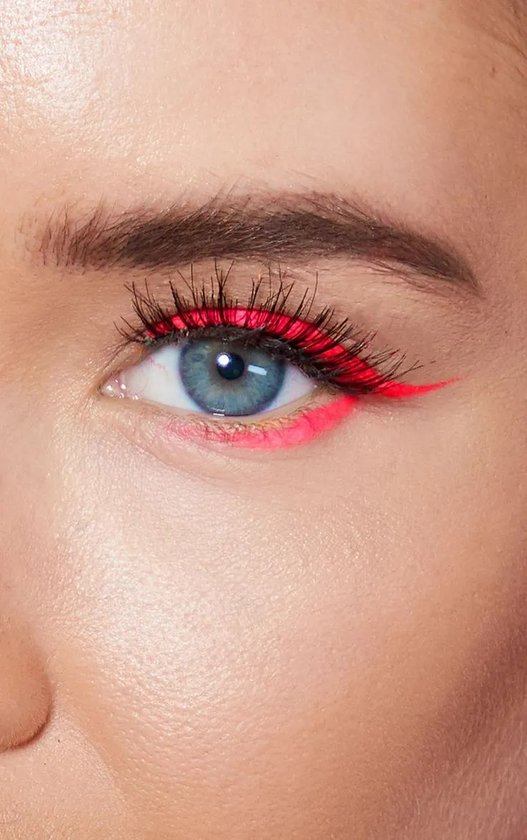 Oog met een dunne, heldere neonrode eyeliner lijn boven de wimpers en onder het oog. Blauwe iris.