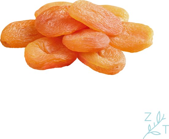 Gedroogde abrikozen, oranje van kleur, op een witte achtergrond.