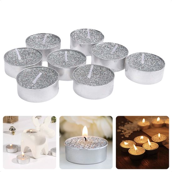 Set van acht zilverkleurige glitter theelichtjes, brandend en onbrandend, met een witte decoratieve kaarsenhouder.