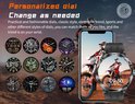 Zwarte smartwatch met verwisselbare wijzerplaten, waaronder een met een schedel en een met een motorrijder. Ook een smartphone met een motorrijder.