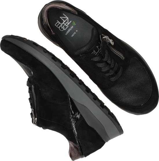 Zwarte suède sneakers met rits en veter, metallic hiel detail. Grijze zolen.