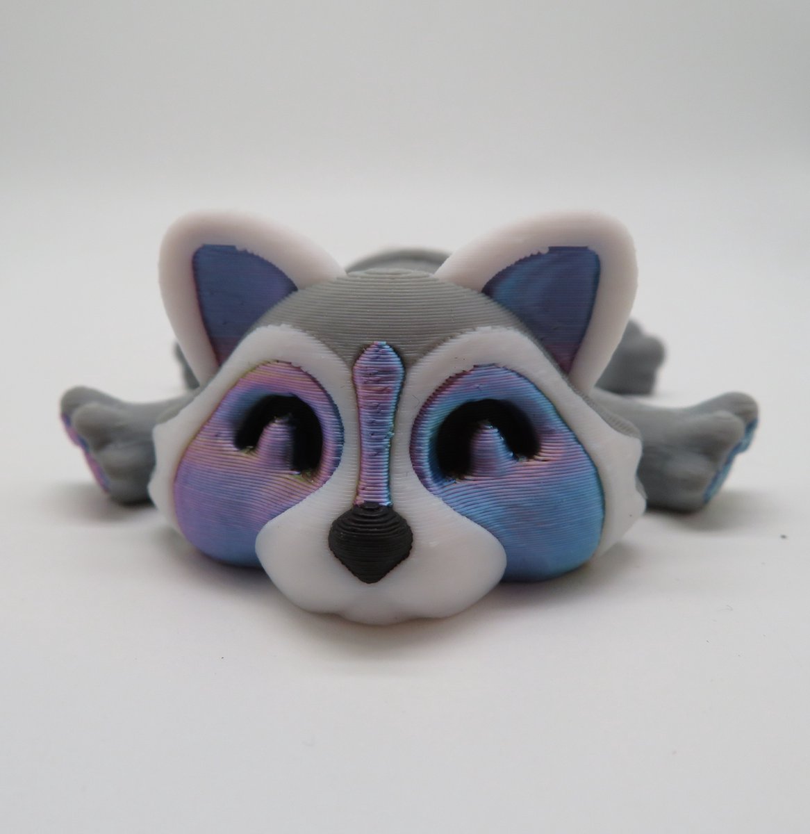 Veras Arts & Dice | Wasbeer Figuur Prisma Kleuren - Raccoon - Trash Panda - Speelgoed - Verzamelobject - Zwart Grijs Wit Prisma