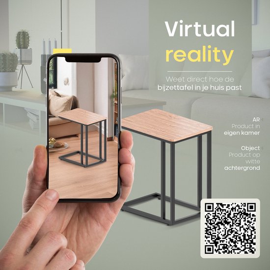 Man toont op smartphone een bijzettafel met houtnerf blad en zwart metalen frame in een woonkamer via AR.