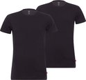Twee zwarte Levi's T-shirts met ronde hals, in een hoek van 45 graden.