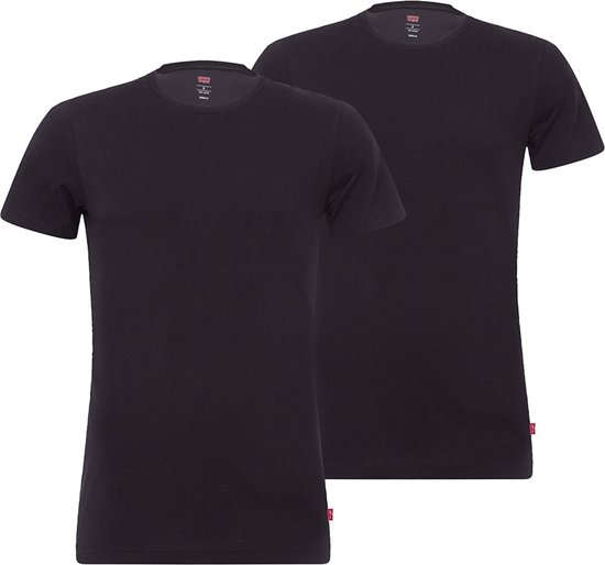 Twee zwarte Levi's T-shirts met ronde hals, in een hoek van 45 graden.