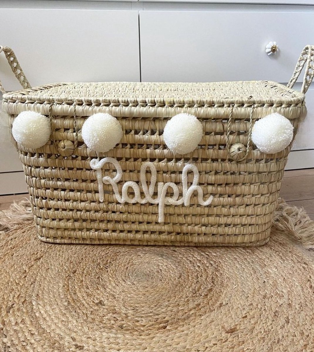 Opbergmand – Speelgoedmand – 60cm - Speelgoedkoffer – Koffer - Rieten mand - Speelgoed - Opbergen - Mand met naam - Pompon - Wol – Geschenk – Sint – Kerst – Verkleedkoffer - Kinderkamer - Gepersonaliseerd - Handgemaakt - Decoratie - Geboorte - Cadeau