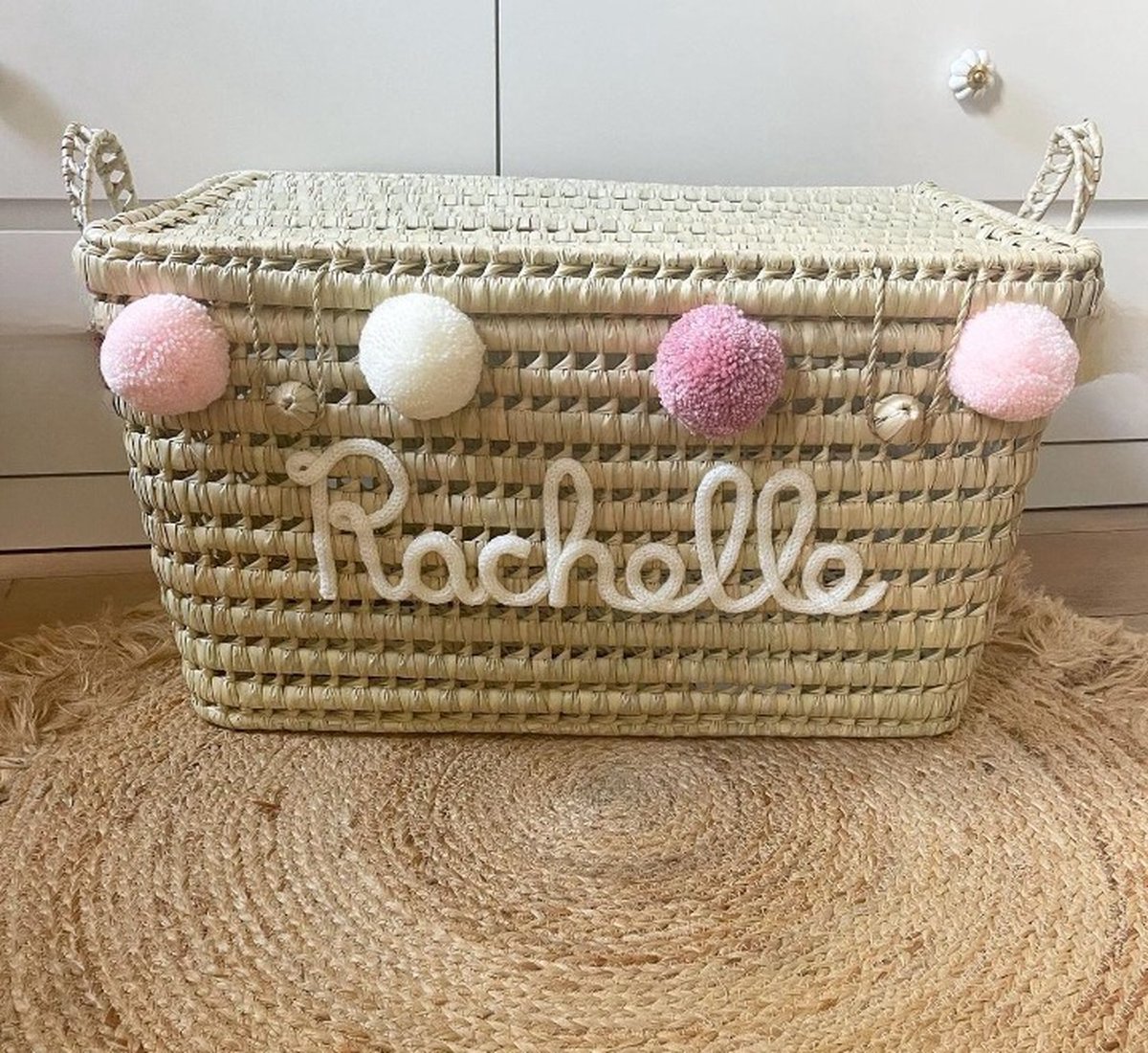 Opbergmand – Speelgoedmand – 60cm - Speelgoedkoffer – Koffer - Rieten mand - Speelgoed - Opbergen - Mand met naam - Pompon - Wol – Geschenk – Sint – Kerst – Verkleedkoffer - Kinderkamer - Gepersonaliseerd - Handgemaakt - Decoratie - Geboorte - Cadeau