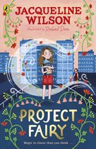 Couverture du livre 'Project Fairy' par Jacqueline Wilson. Une fille se tient devant des immeubles d'appartements avec un livre à la main.