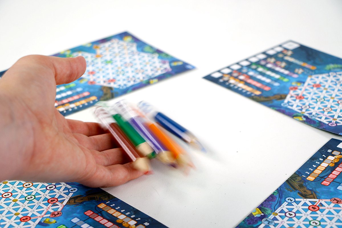 999 Games - Pick a Pen - Riffen - Dobbelspel - Dobbelen met potloden - Scorevellen van 3 verschillende niveaus - Gezelschapsspel - Familiespel - Klein cadeautje - bevat spelregels in NL en EN — afbeelding 12