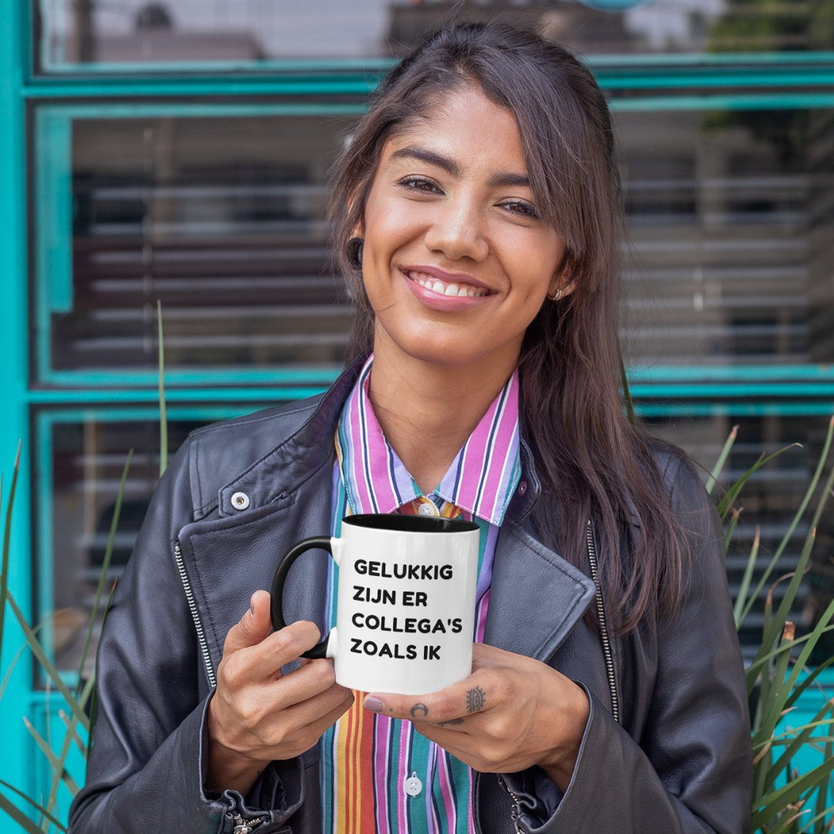 NietMokken.nl - Grappige mok 325 ml met quote - Gelukkig zijn er collega’s zoals ik - Keramische koffiemok / theebeker - Humor mok cadeau voor op kantoor, werk - Leuk voor collega’s - Bedrukt aan beide zijden - Vaatwasser- en magnetronbestendig — cadeau in Cadeau-ideeën - foto 3