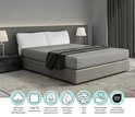 Un drap gris sur un lit, avec des icônes pour 100% coton, 144 TC, lavable à 60°C, absorbant, doux et doux pour la peau.