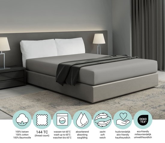 Un drap gris sur un lit, avec des icônes pour 100% coton, 144 TC, lavable à 60°C, absorbant, doux et doux pour la peau.