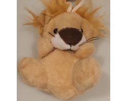 Leeuw 7cm hoog. Perfect om als schoencadeau te geven of tijdens Kerst en Sinterklaas. Leuk als sleutelhanger of tassenhanger. Een leuke knuffel om voor jezelf te kopen of om cadeau te geven.