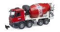 Rode Bruder betonmixer met grijze cabine, witte onderbouw, rode trommel en opzetstuk.