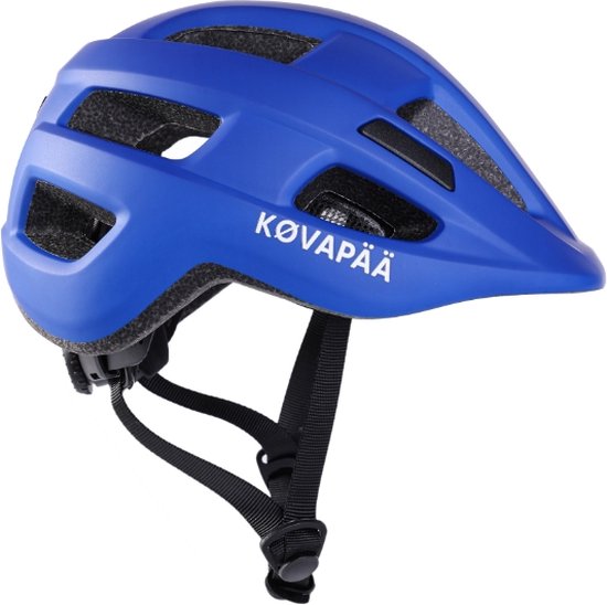 Blauwe fietshelm met 'Køvapää' logo en vizier.