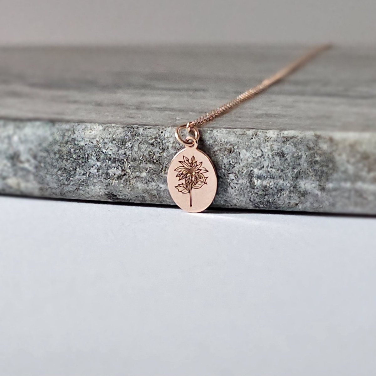 Ellen Life Jewelry | December Geboortebloem Kettingen - Rosegoud Gepersonaliseerd Keeting - Verjaardag Cadeau Vriendin & Vrouw - Geboortemaand Ketting met Hanger - Handgemaakte Sieraden