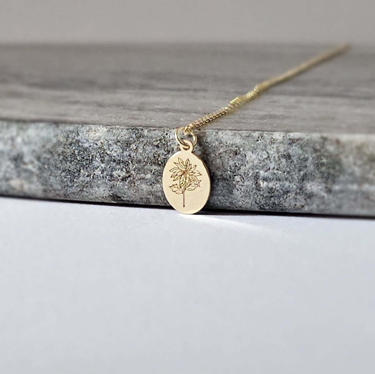 Ellen Life Jewelry | December Geboortebloem Kettingen - 14K Goud Gepersonaliseerd Keeting - Verjaardag Cadeau Vriendin & Vrouw - Geboortemaand Ketting met Hanger - Handgemaakte Sieraden