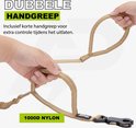 Handen houden de kaki hondenhalsband vast met een dubbele handgreep, gemaakt van 1000D nylon.