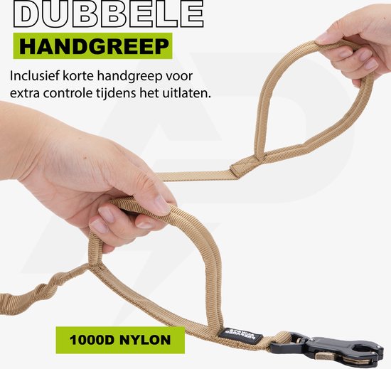 Handen houden de kaki hondenhalsband vast met een dubbele handgreep, gemaakt van 1000D nylon.