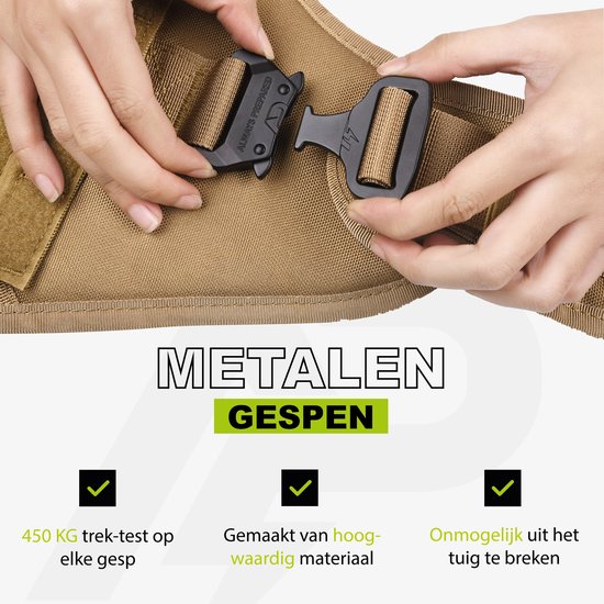Handen sluiten een metalen gesp van een beige hondentuig.