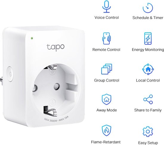 Witte Tapo slimme stekker met een groen LED-lampje en een aan/uit-knop, naast iconen die functies zoals spraakbesturing en energiebewaking weergeven.