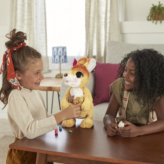 Twee kinderen aan een tafel spelen met Mama Josie de Kangoeroe en haar baby's.