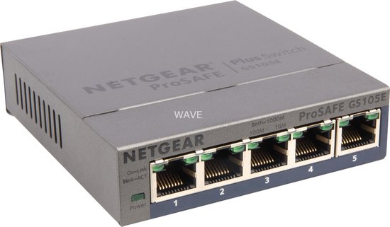 Grijze Netgear ProSAFE GS105E Plus Switch netwerkswitch met 5 poorten, vanuit een schuine hoek.