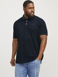 Donkerblauw poloshirt met korte mouwen en knoopjes, gedragen door een man met lichte spijkerbroek.
