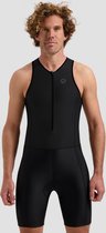 Man, van voren gezien, in een zwarte mouwloze trisuit met ritssluiting tot de borst en korte pijpen.